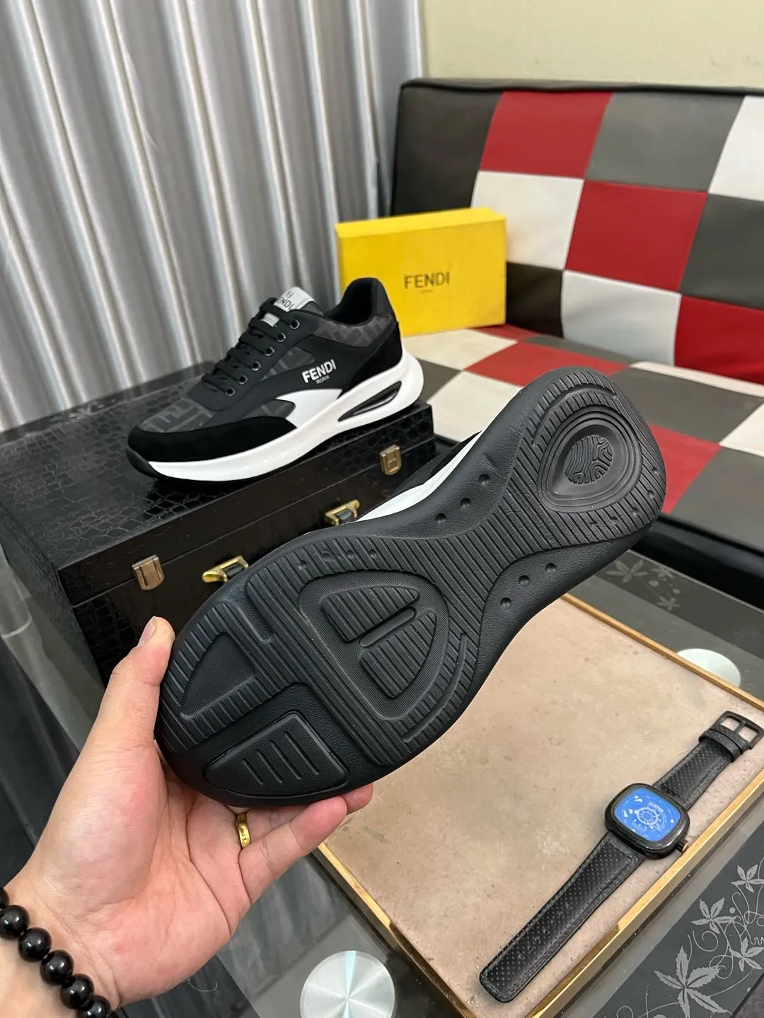 Men's Men's Shoes💰440⌚️⌚️[fendi] Fendi's classic and comfortable men's, this complex sneaker is made of soft calfskin➕genuine leather lining➕original ultra-light rubber material with rough outsole. This unique light style is suitable for the casual and refined sensibility of this season. It is comfortable and natural on the feet. It is an everyday style for casual travel in autumn and winter! 38−443️⃣colors available